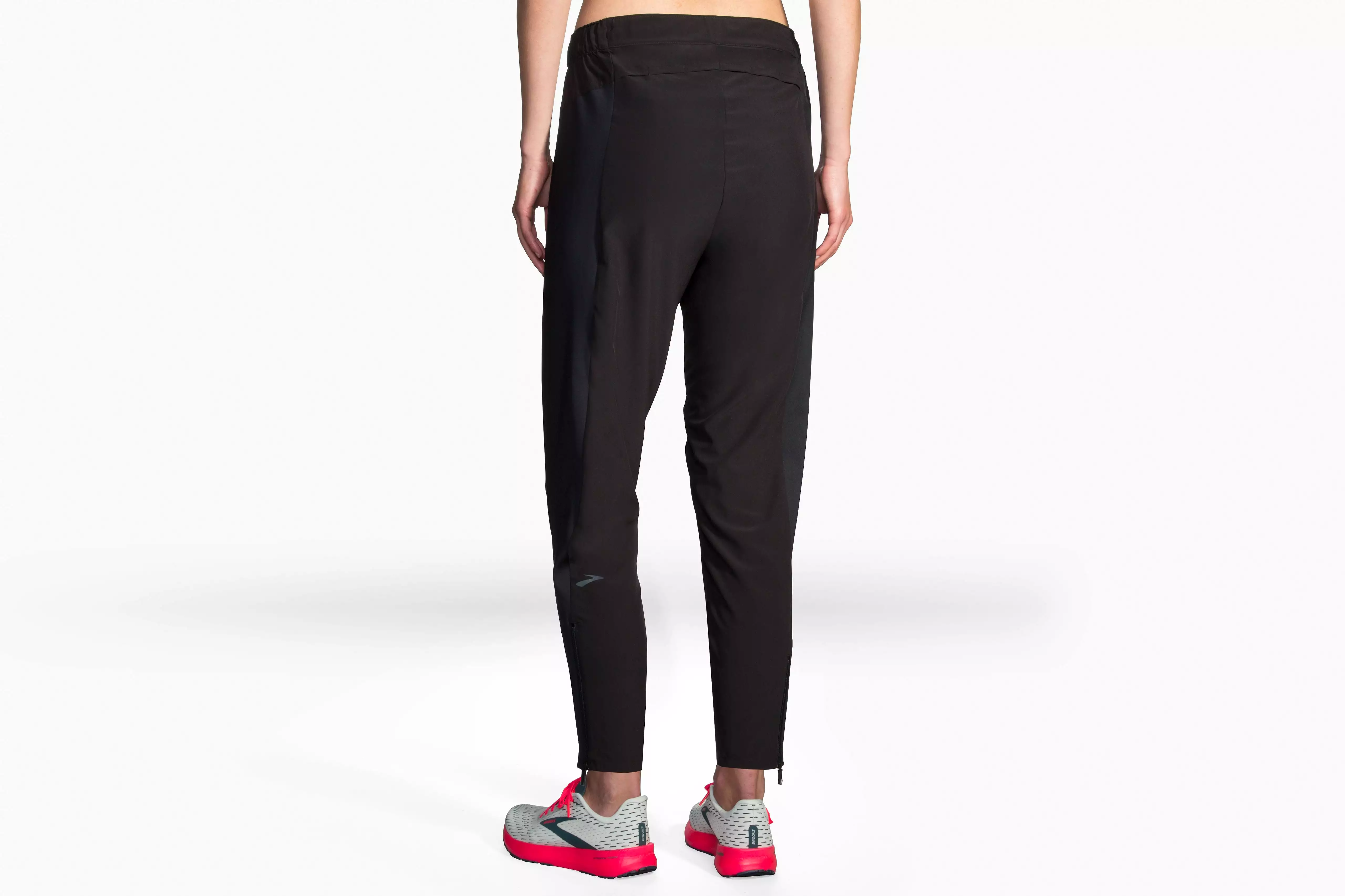 W Brooks Shakeout Pant